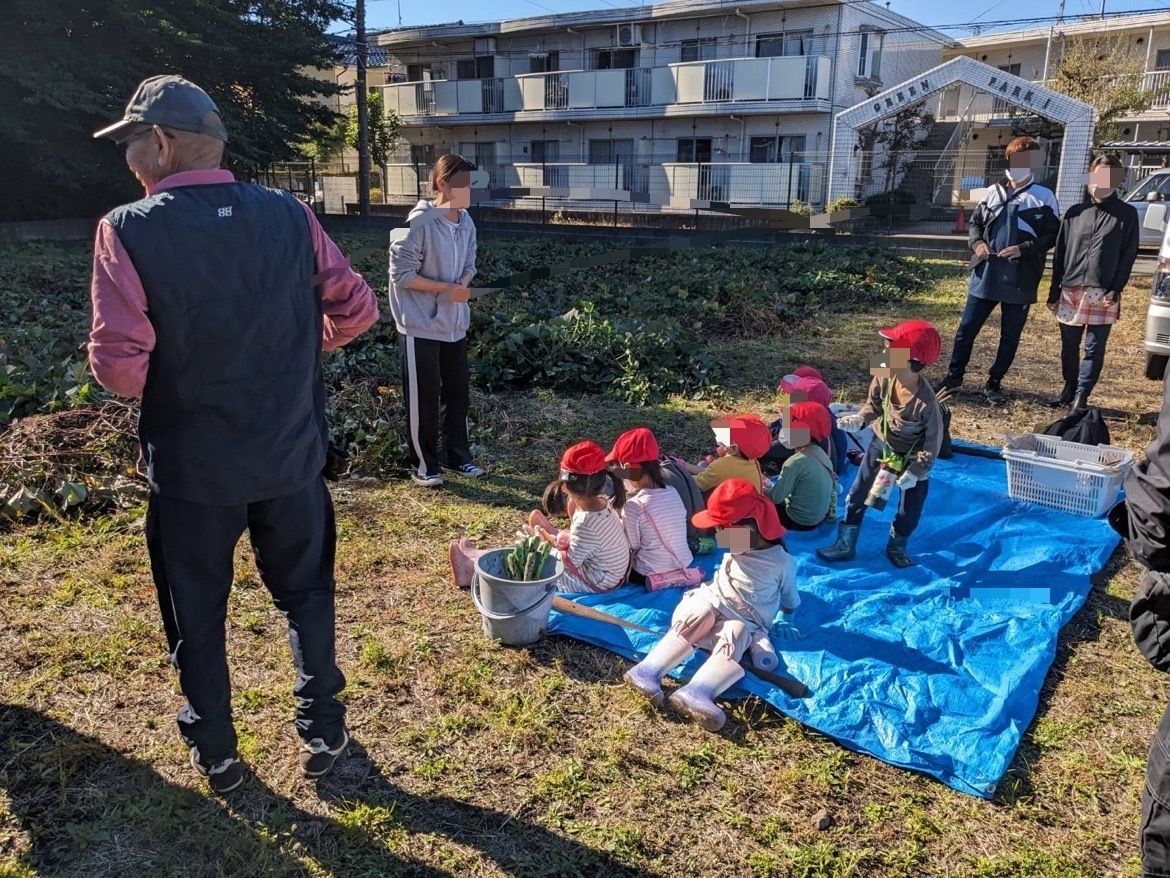 学生さんと園児。